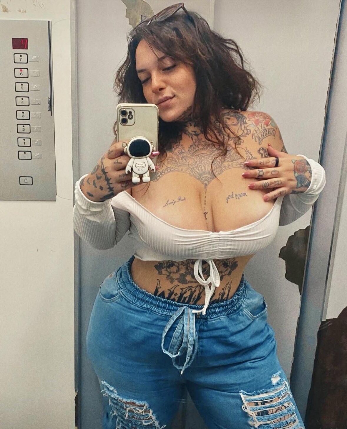ルル巨大なお尻巨大なおっぱいブラジルの美しさBBWガールミックスショット