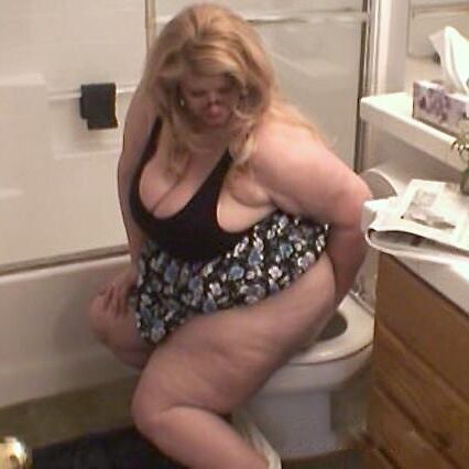 Curvy Sharon Pooping on the Toilet