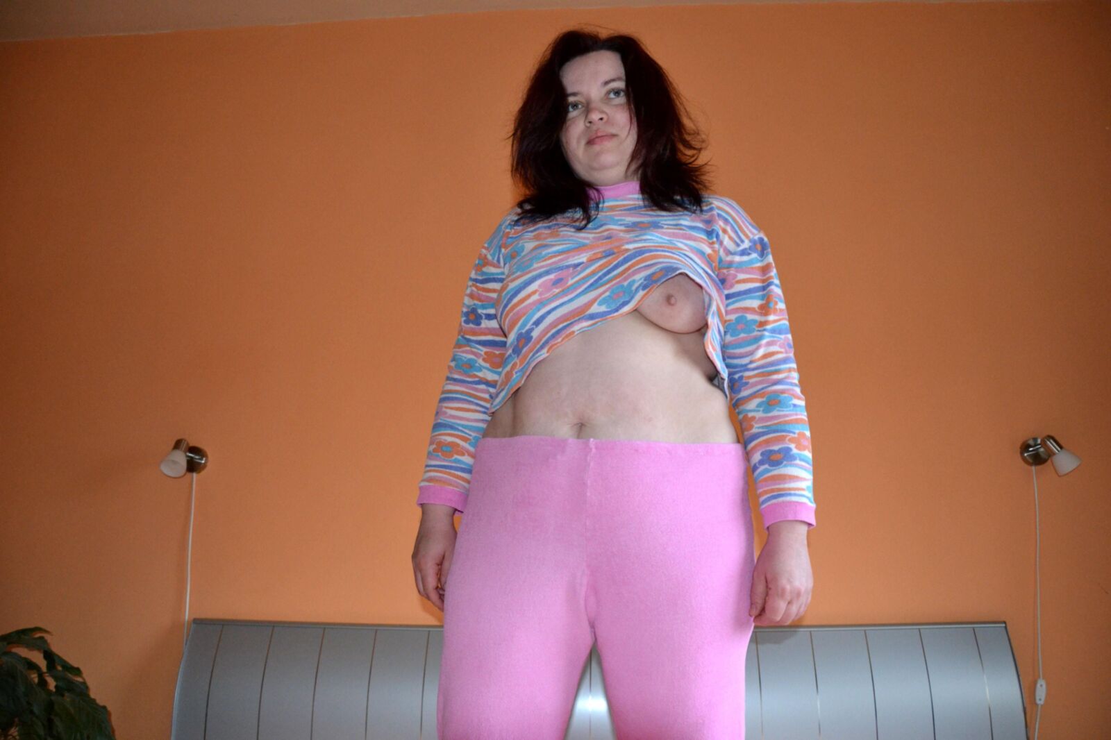 Ewa Porky Slut Girlは彼女のトップを削除します
