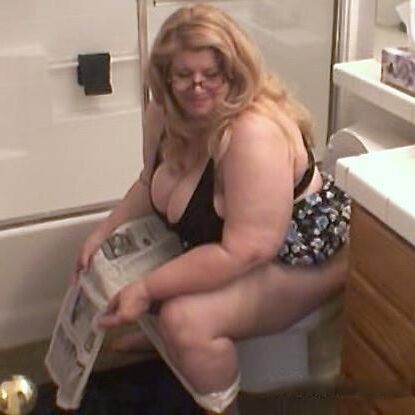 Curvy Sharon Pooping on the Toilet