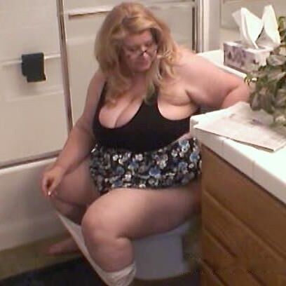 Curvy Sharon Pooping on the Toilet