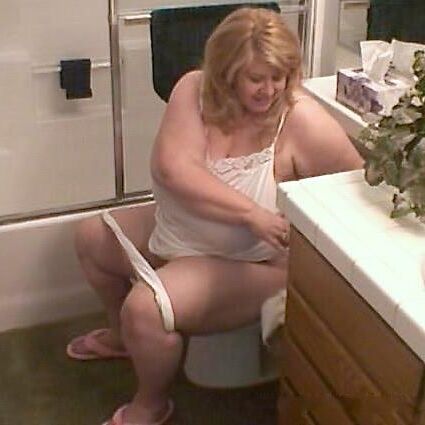 Curvy Sharon Pooping on the Toilet