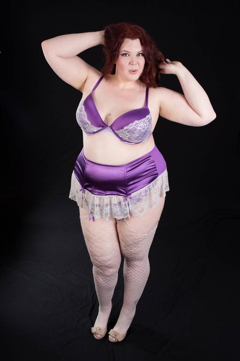 Beau modèle de taille plus nn