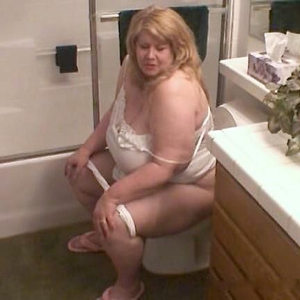 Curvy Sharon Pooping on the Toilet