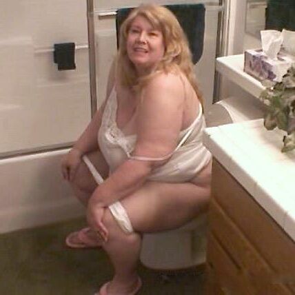 Curvy Sharon Pooping on the Toilet