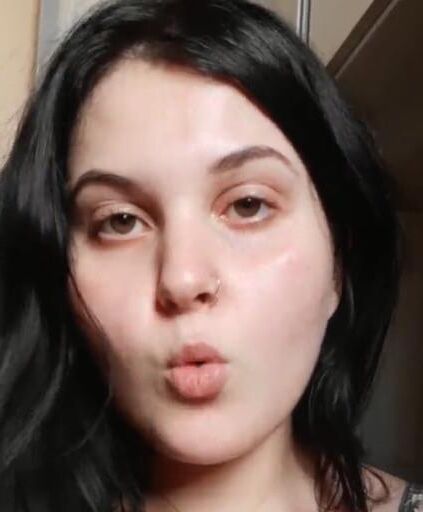彼女のおっぱい、猫、脂肪の腹を露出した脂肪の醜い豚ジュリア