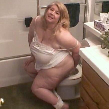 Curvy Sharon Pooping on the Toilet