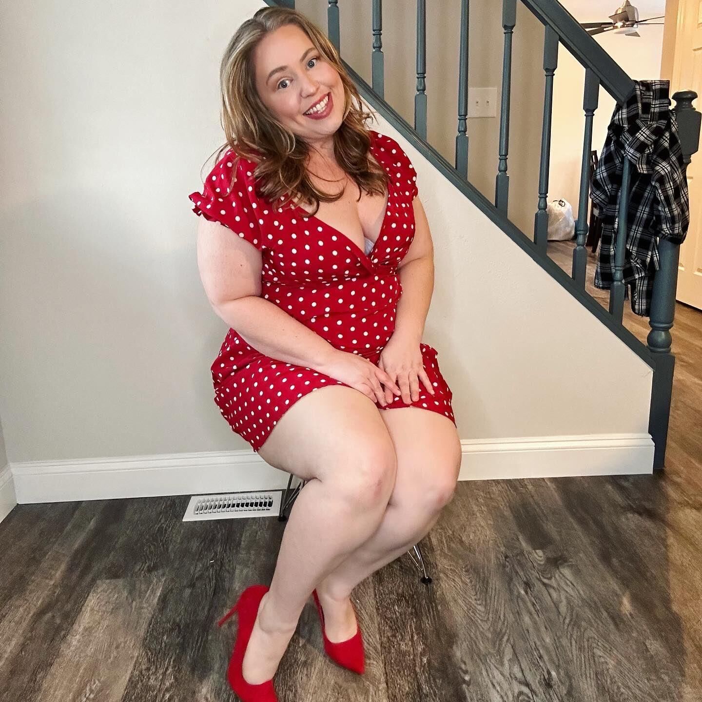 Katie gekleidet