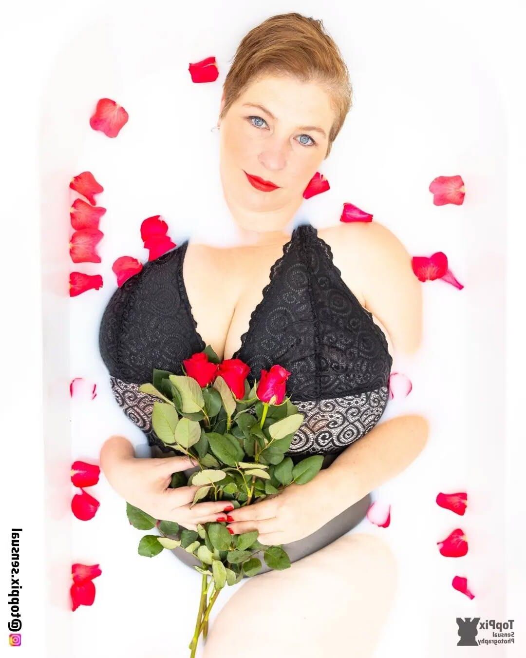 Sandra Huge Tits BBW Mature Model