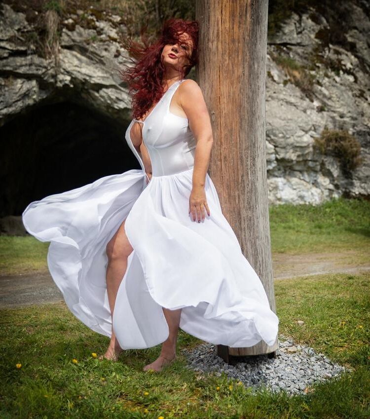 Hexengengel Busty Curvy Mature Model