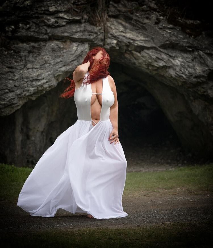 Hexengengel Busty Curvy Mature Model
