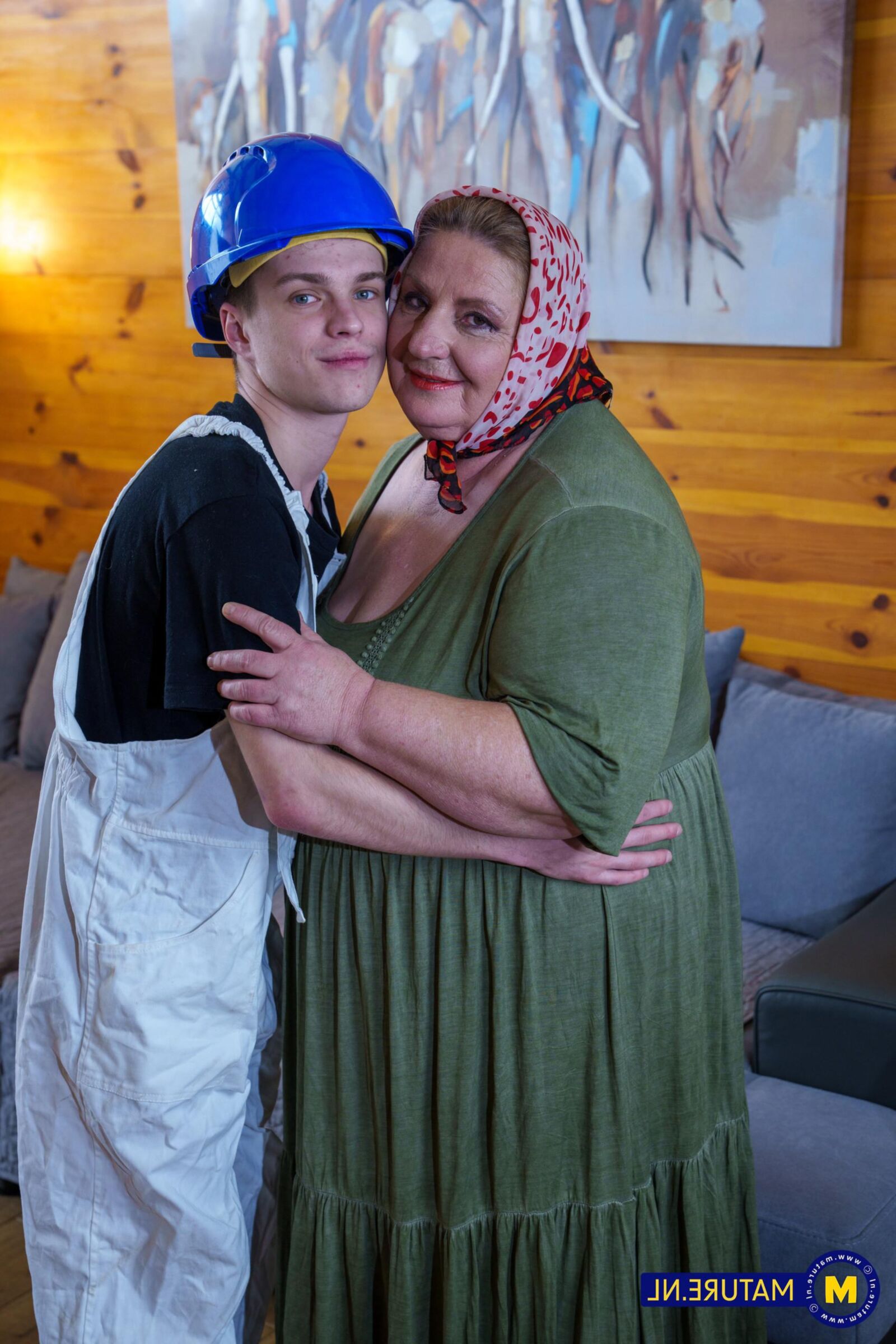 Granny Jana dodue baisée par un jeune étalon