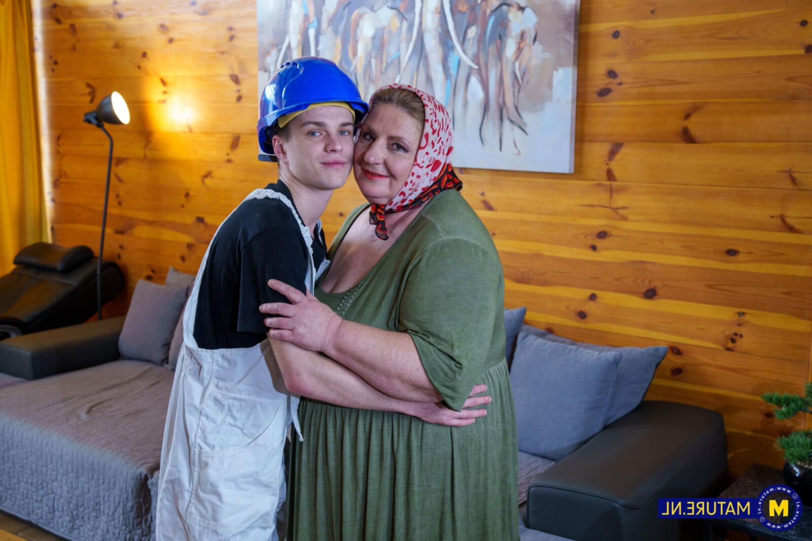 Granny Jana dodue baisée par un jeune étalon