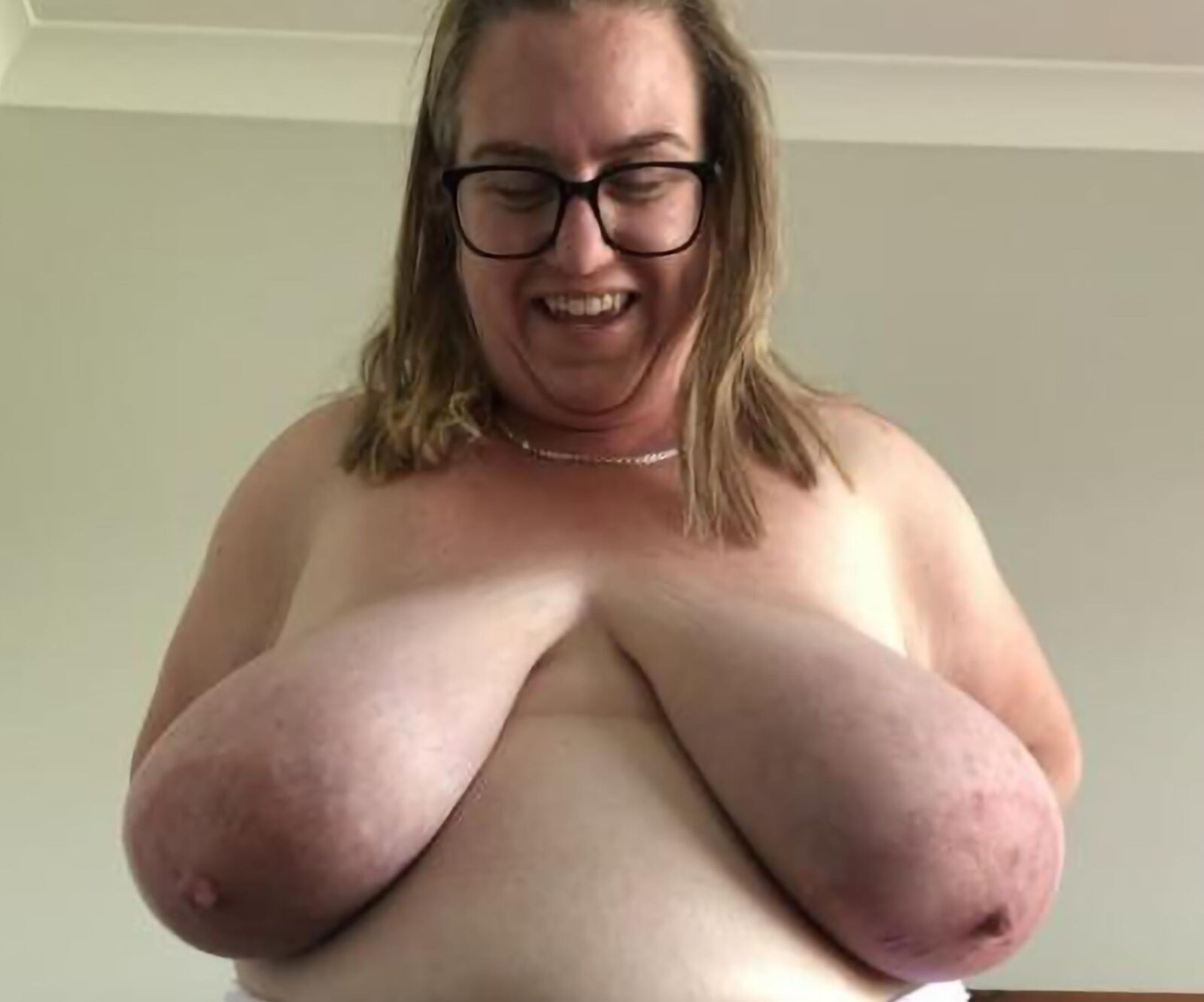 Tits géants matures ringards, chatte, trous de cultins et pieds