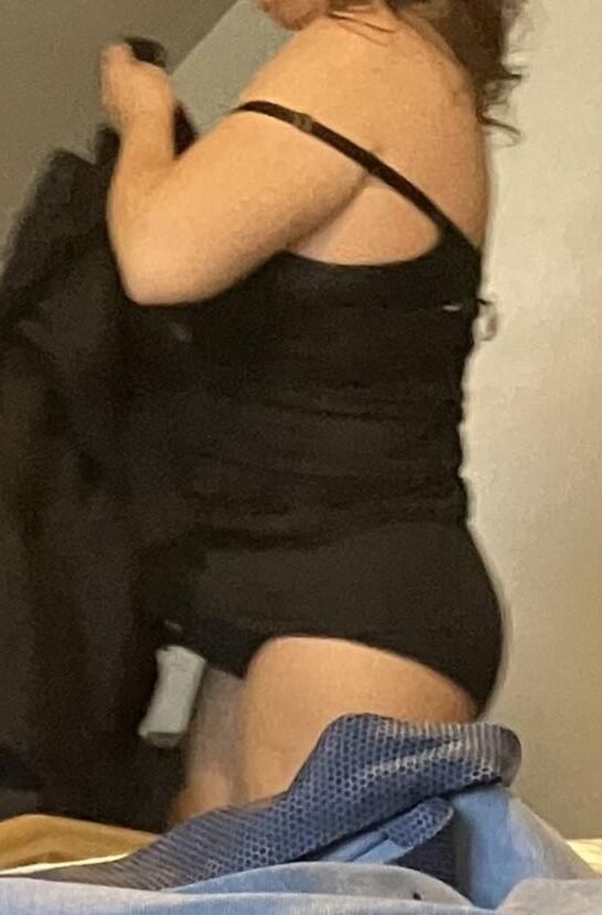 La femme inconsciente change pour que tous puissent voir