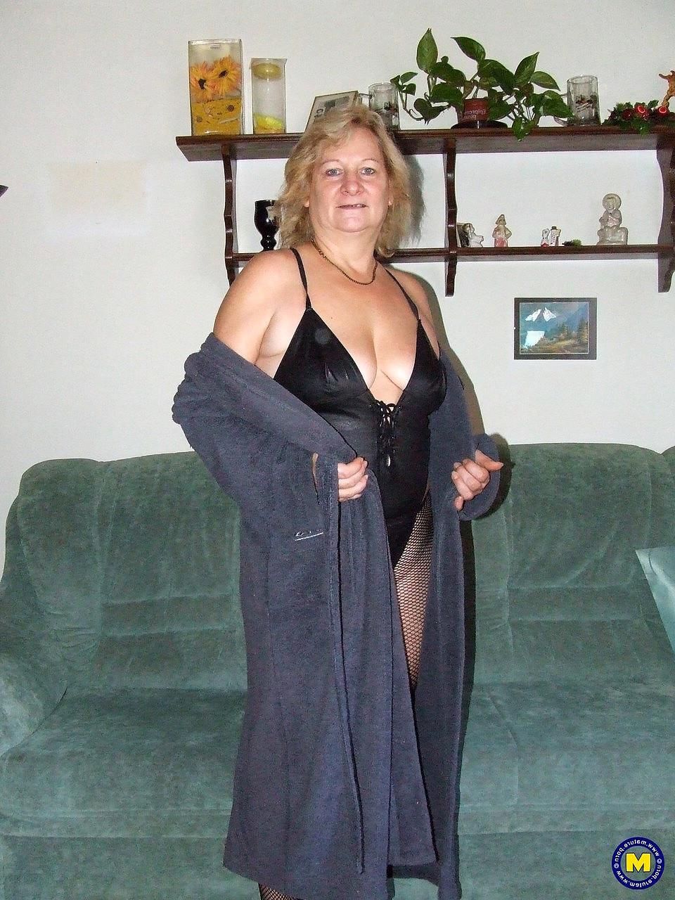 Mature Rosi