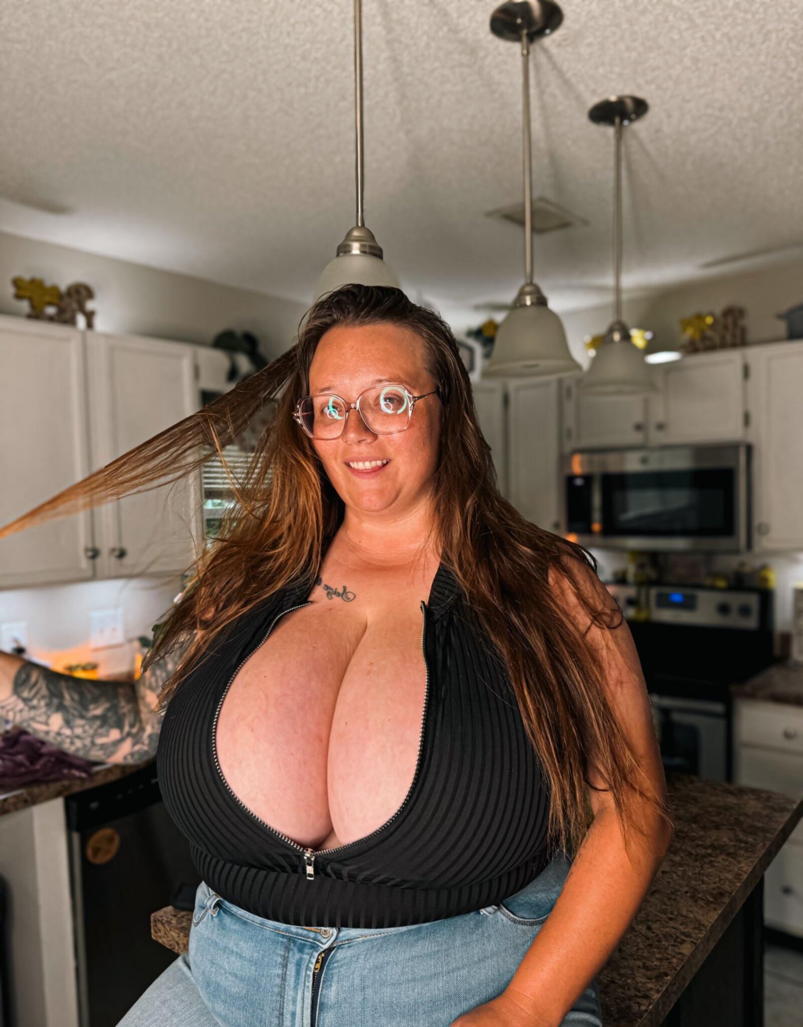 ママジャイアントおっぱいビッグバットメガネを添えた角質BBWガール