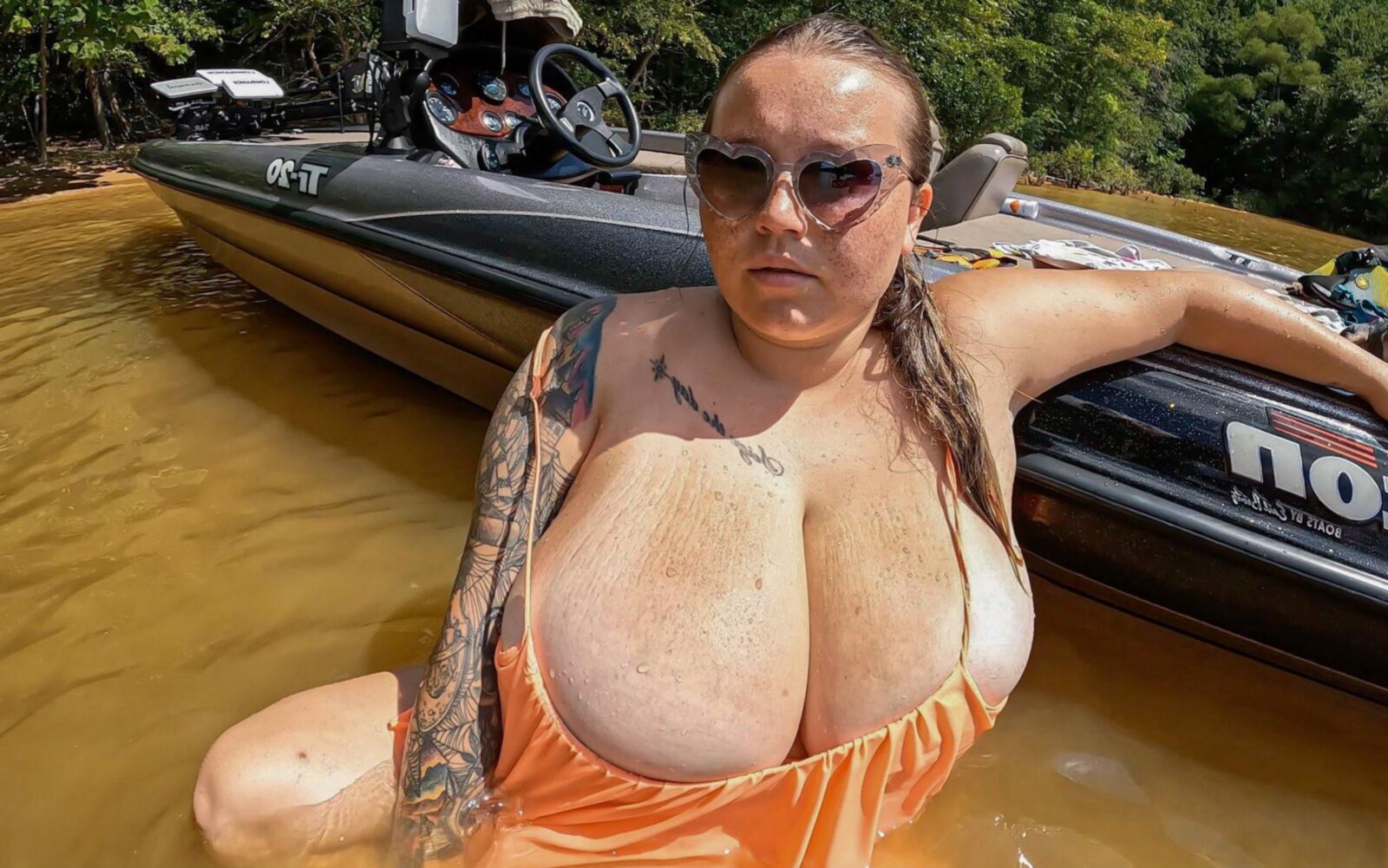 ママジャイアントおっぱいビッグバットメガネを添えた角質BBWガール
