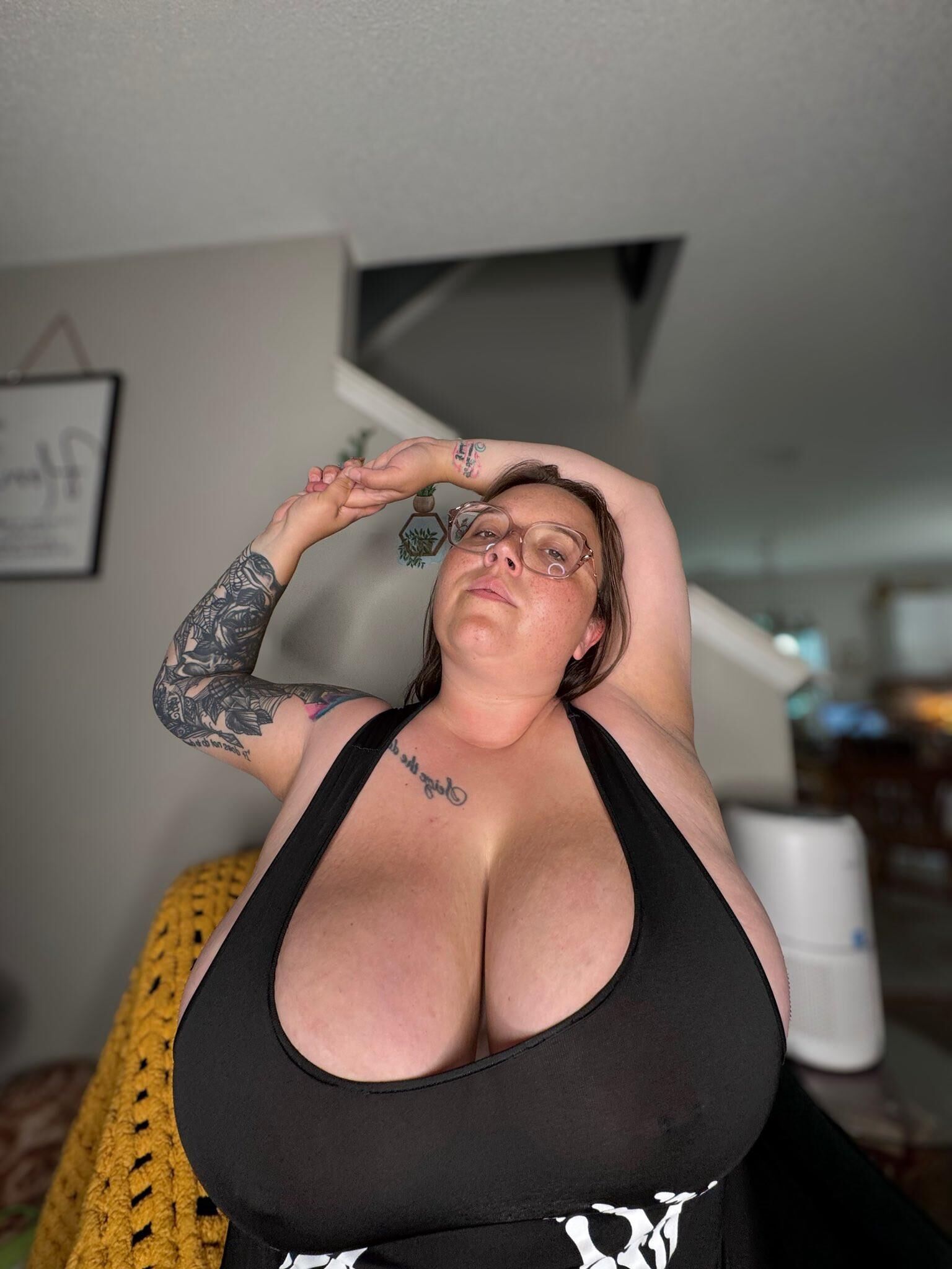 ママジャイアントおっぱいビッグバットメガネを添えた角質BBWガール