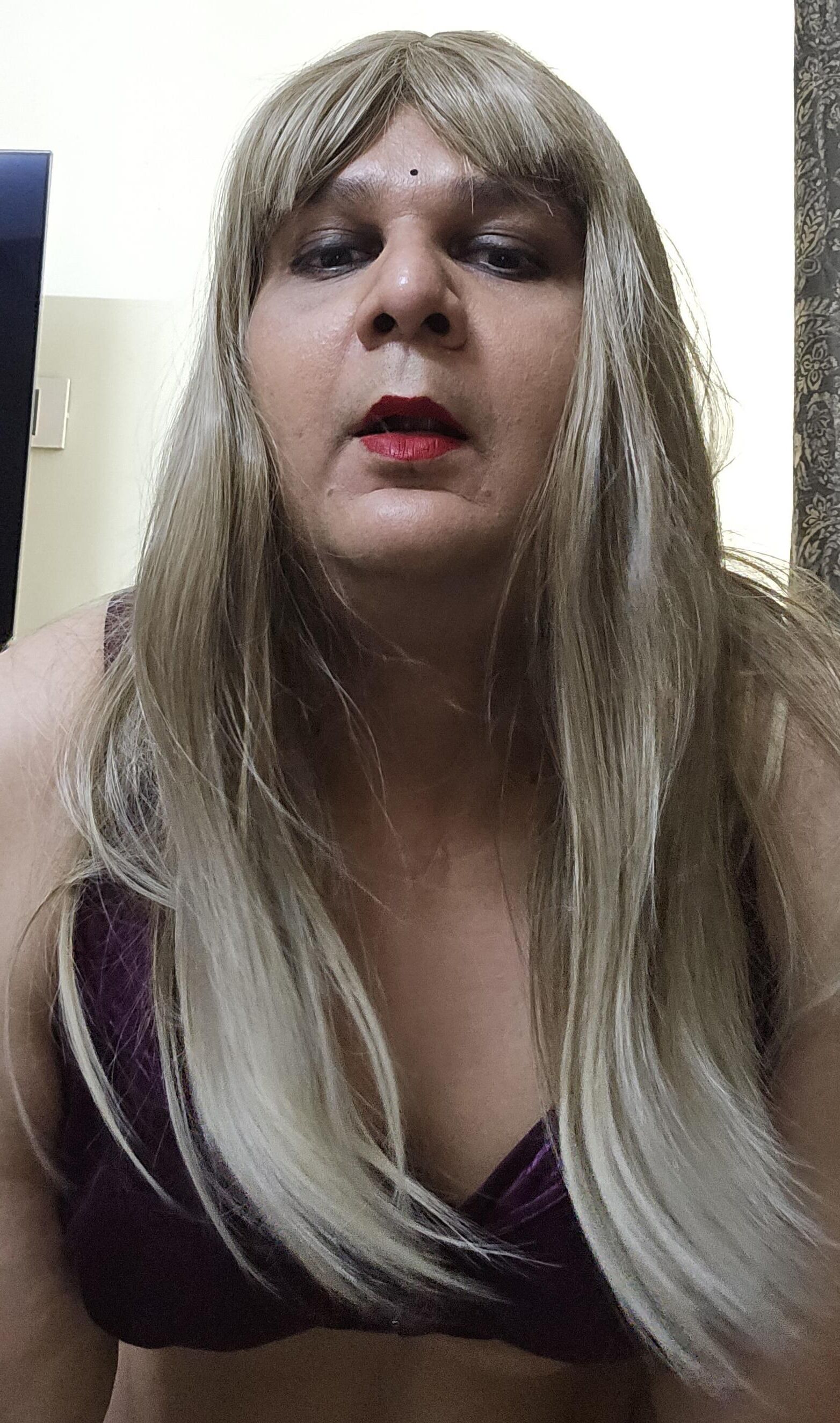 Blonde Shemale Monica M показывает набор