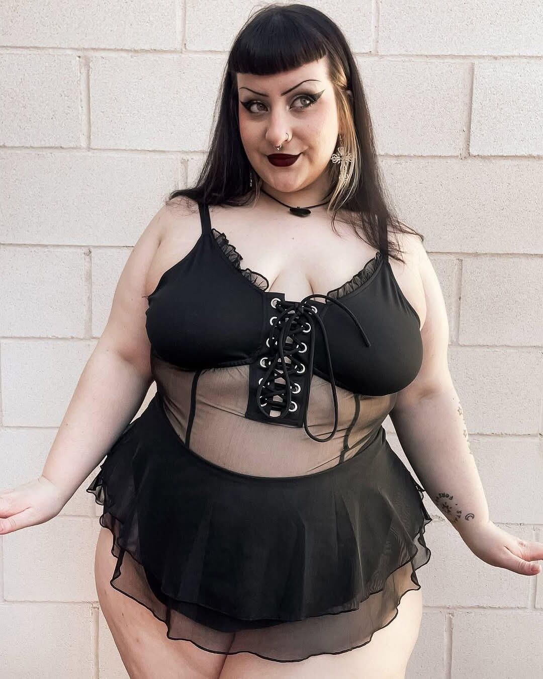 Красивые готические модели THICC