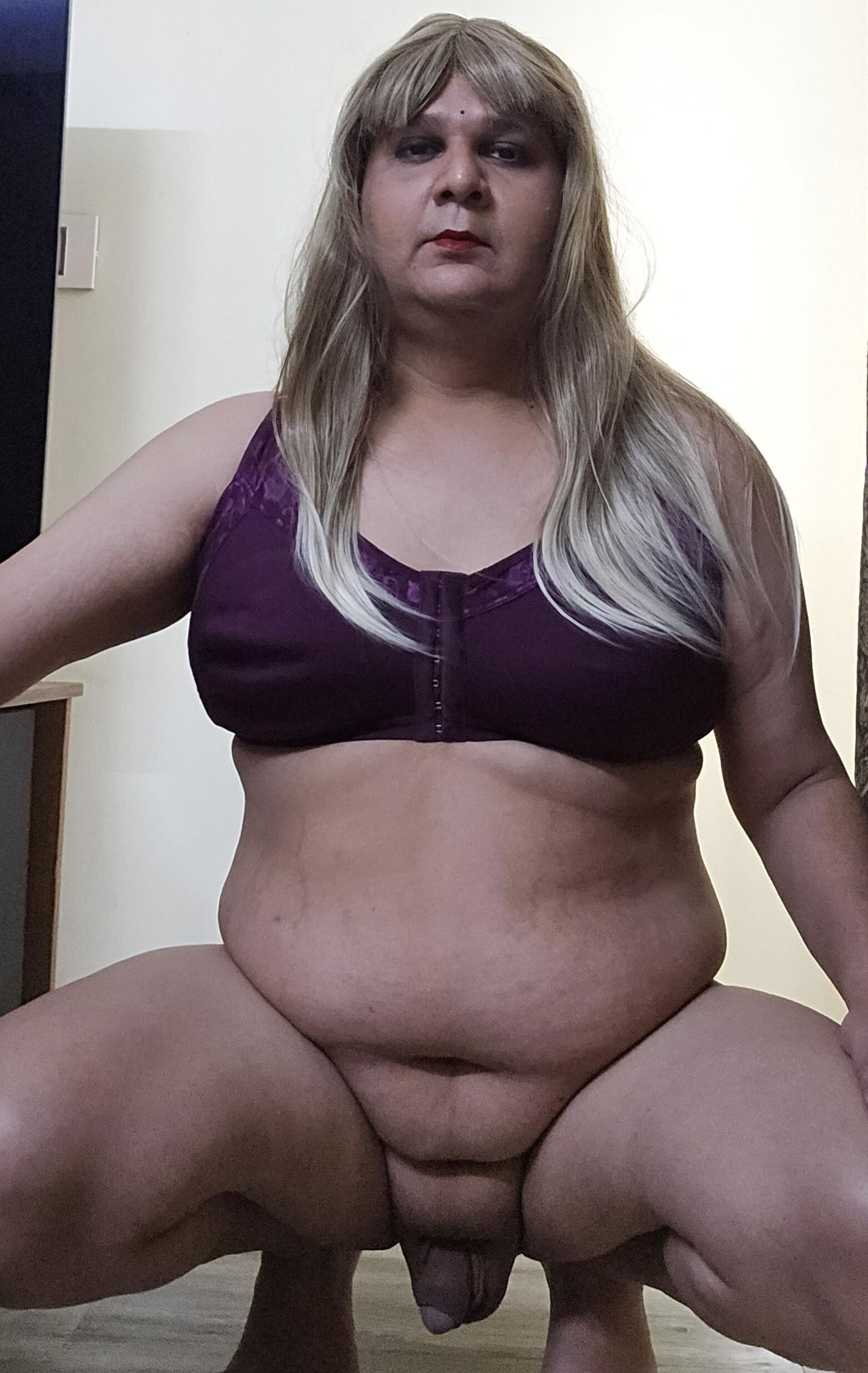 Blonde Shemale Monica M показывает набор