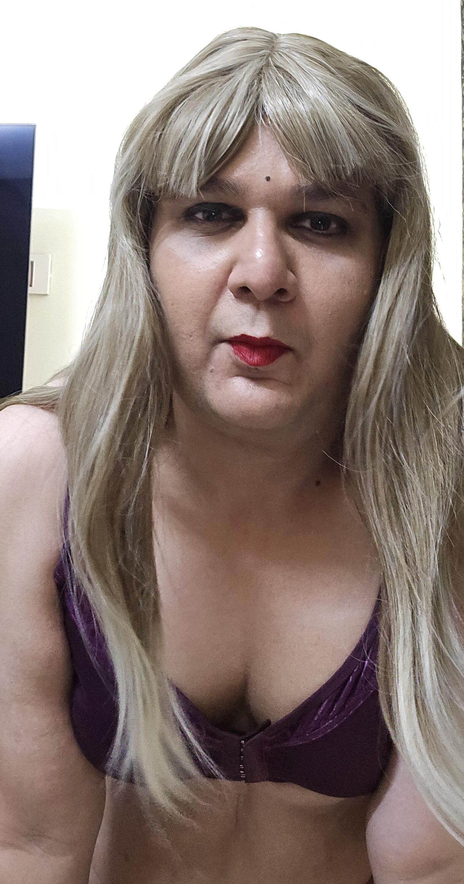 Blonde Shemale Monica M показывает набор