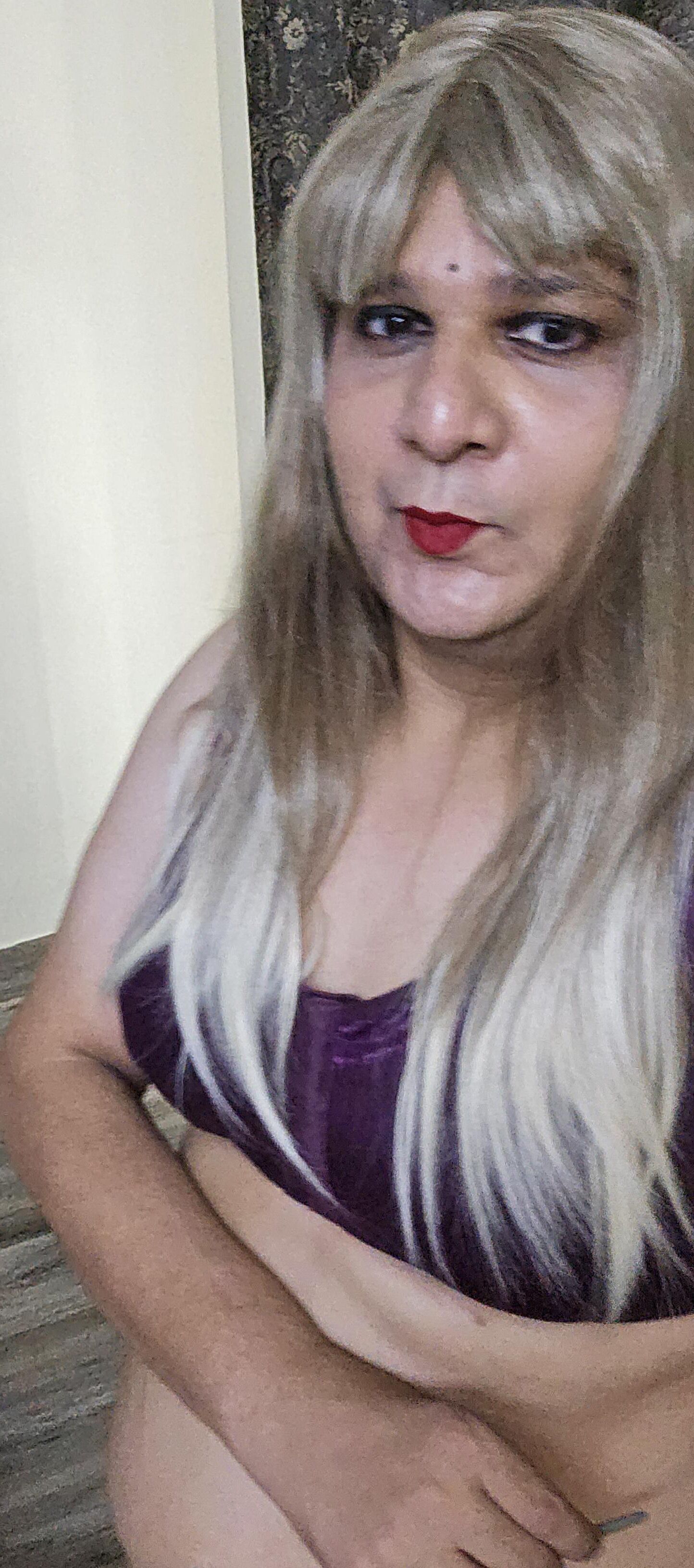 Blonde Shemale Monica M показывает набор