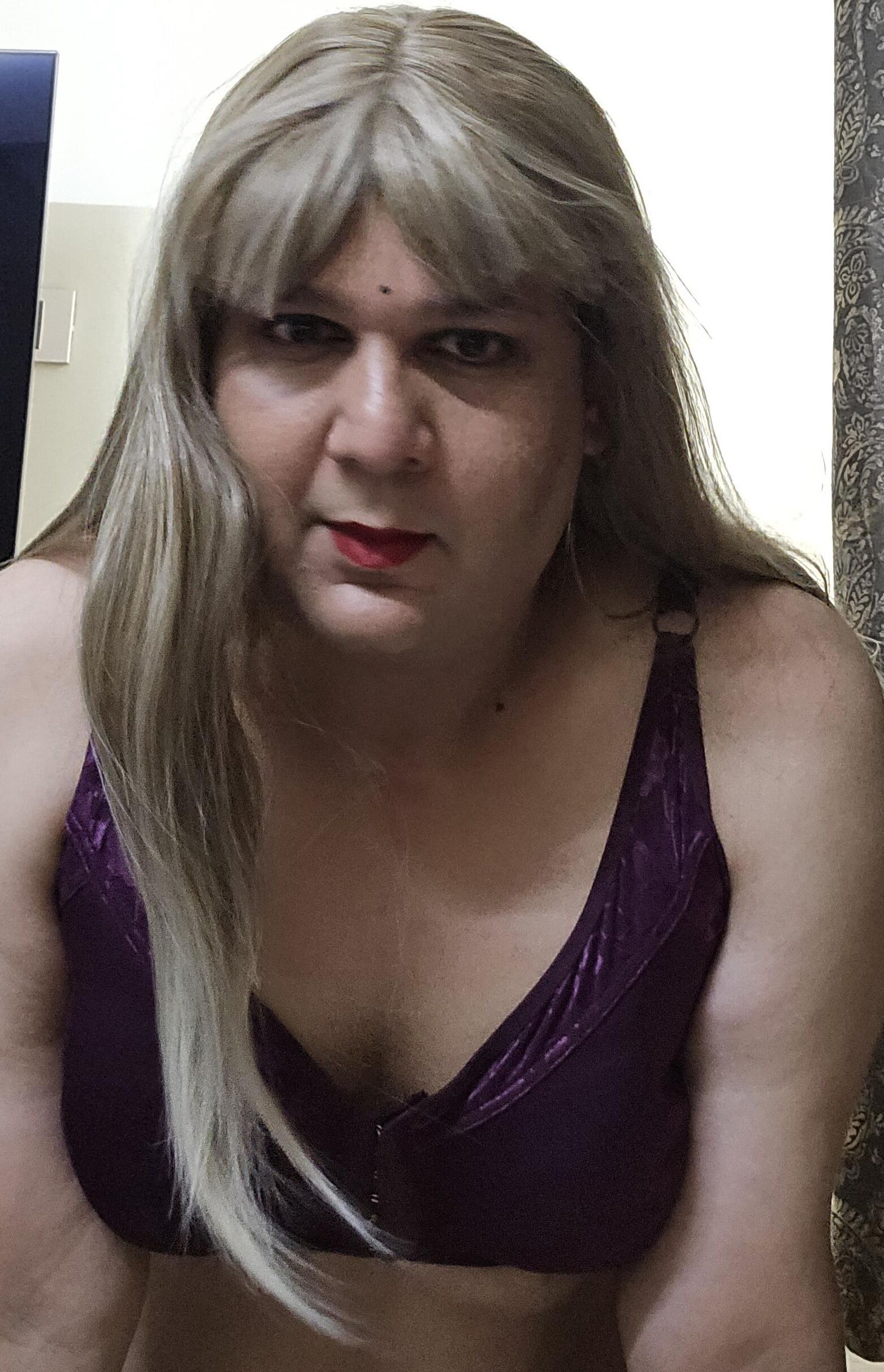 Blonde Shemale Monica M показывает набор