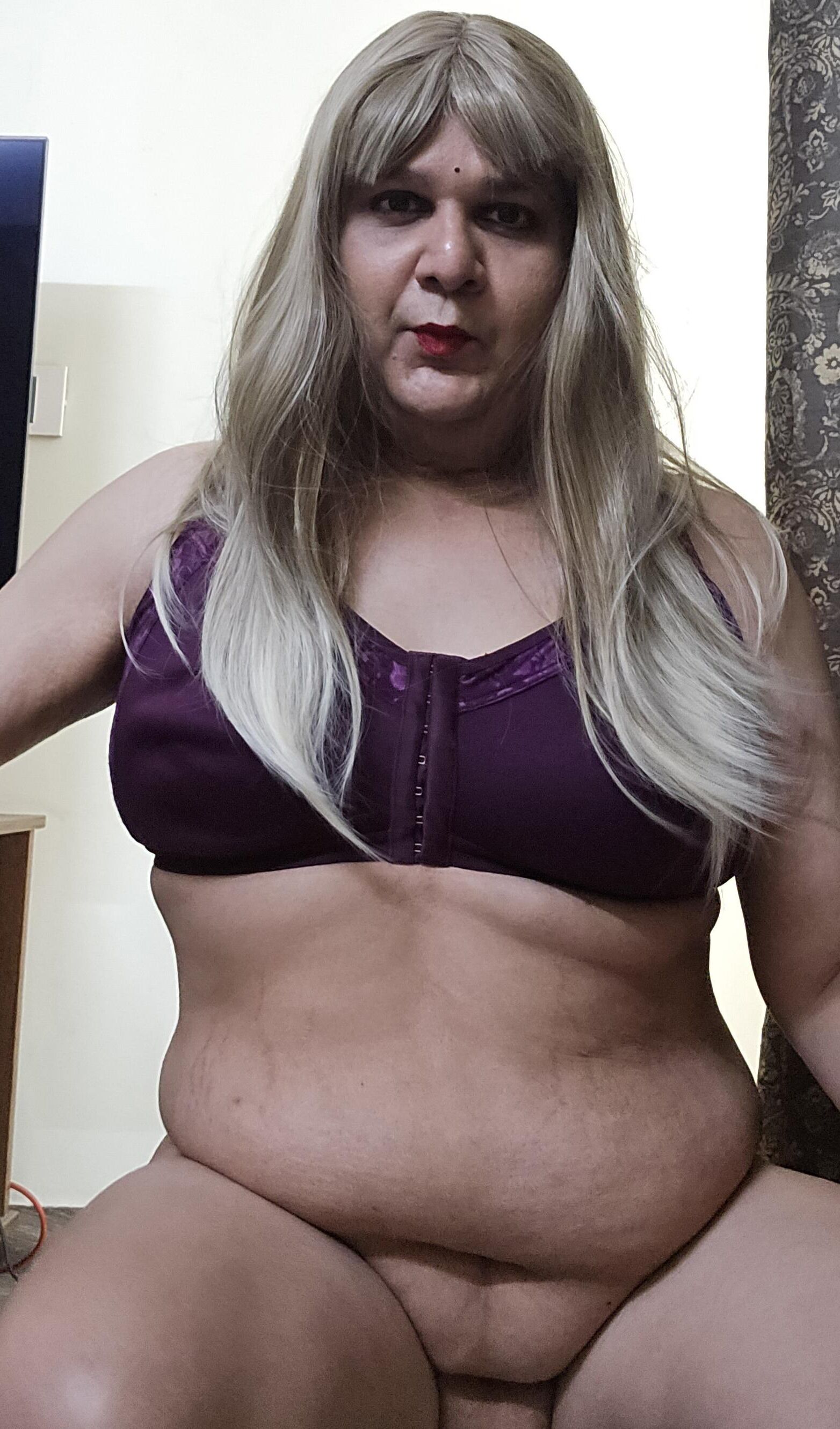 Blonde Shemale Monica M показывает набор