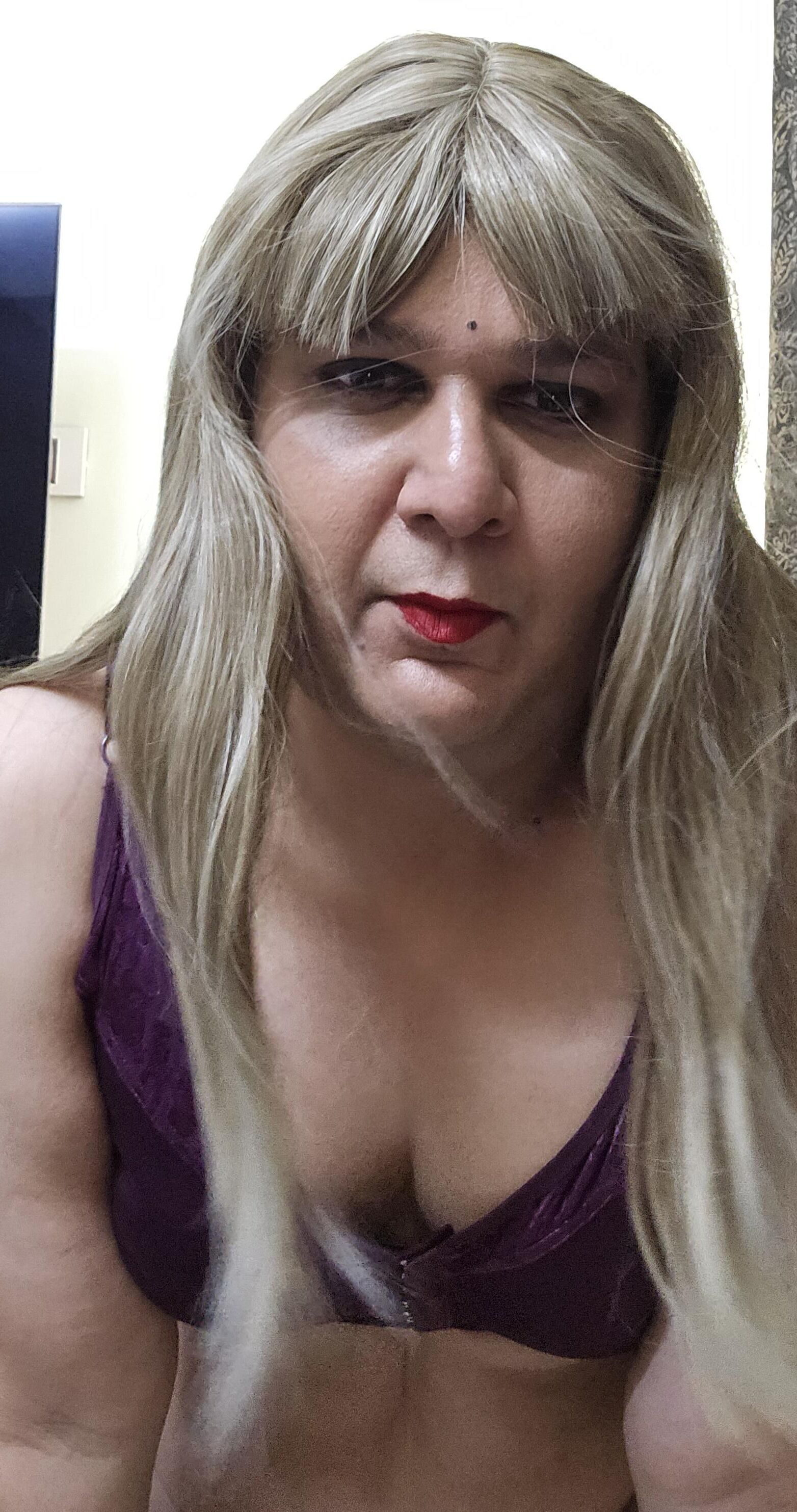 Blonde Shemale Monica M показывает набор