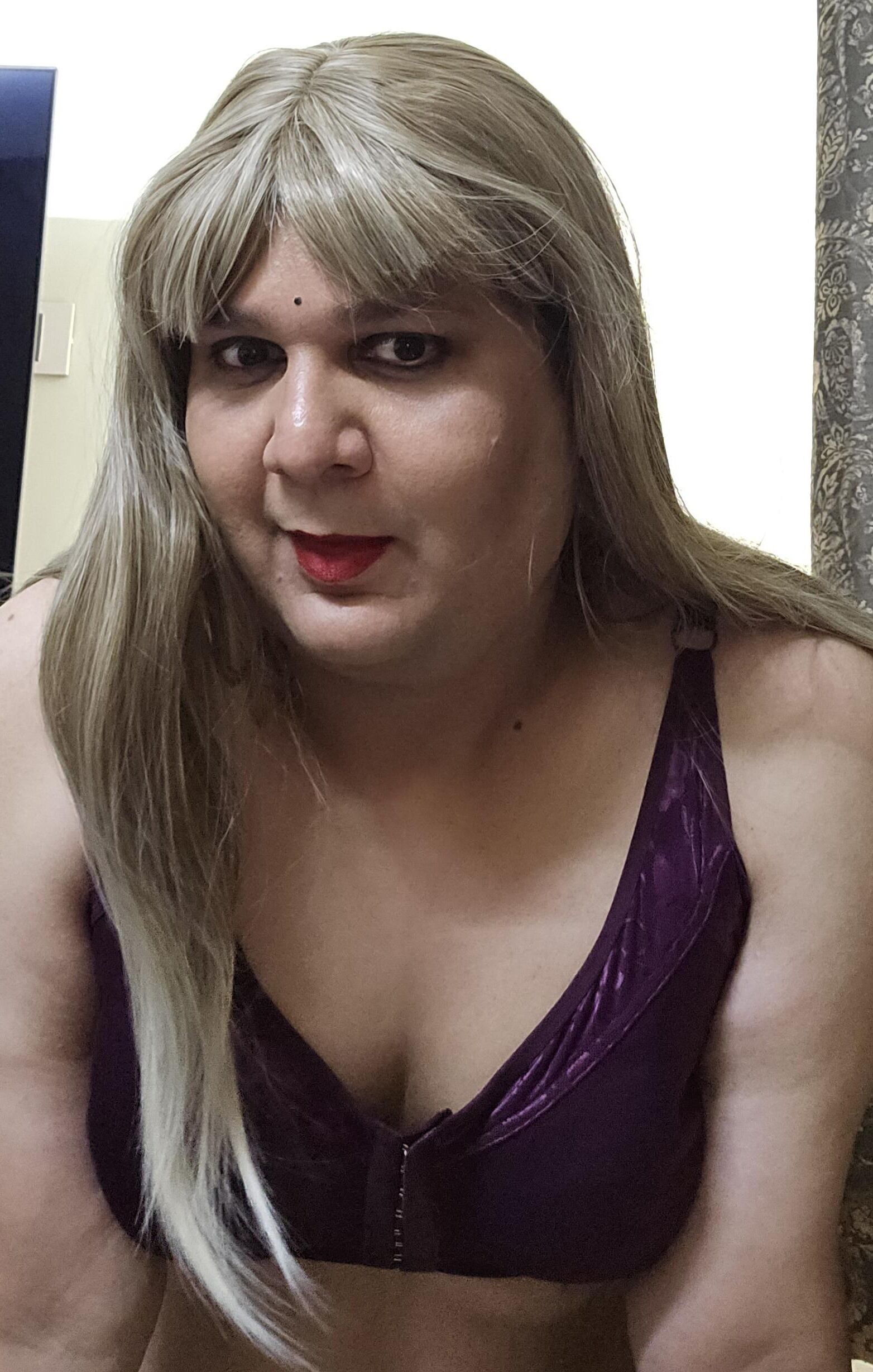 Blonde Shemale Monica M показывает набор