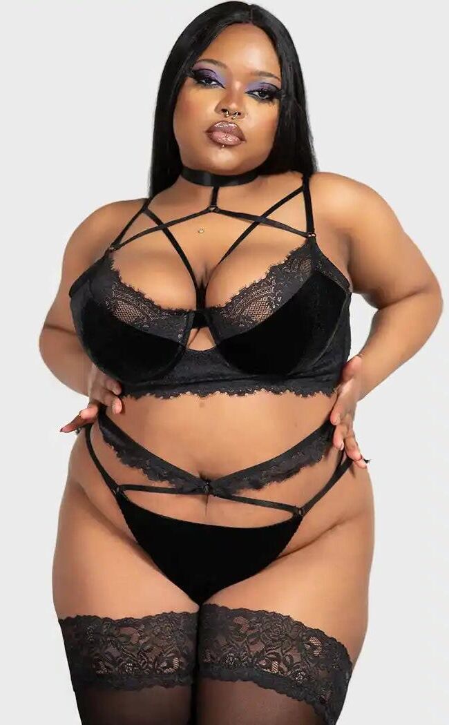 Красивые готические модели THICC