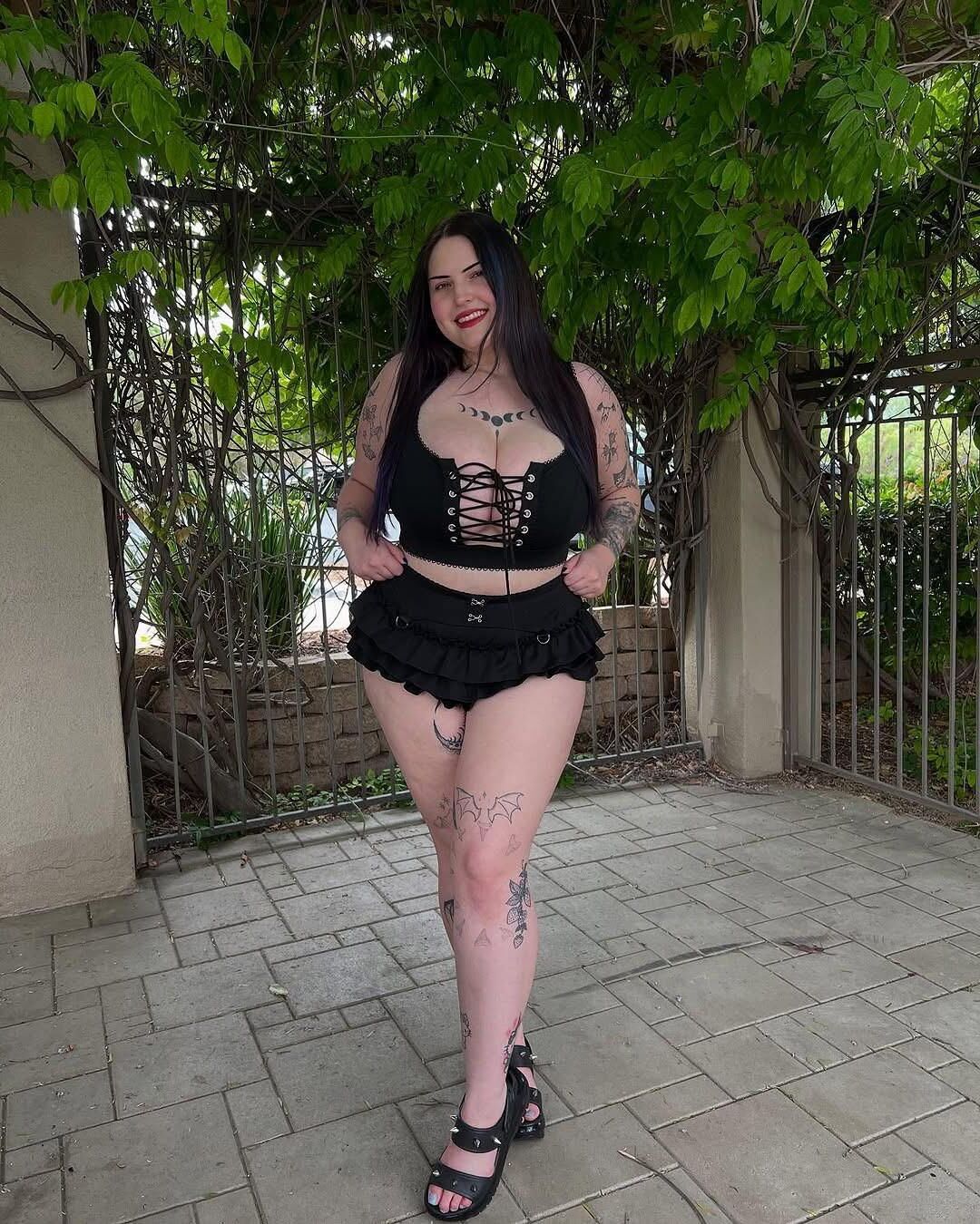 Красивые готические модели THICC