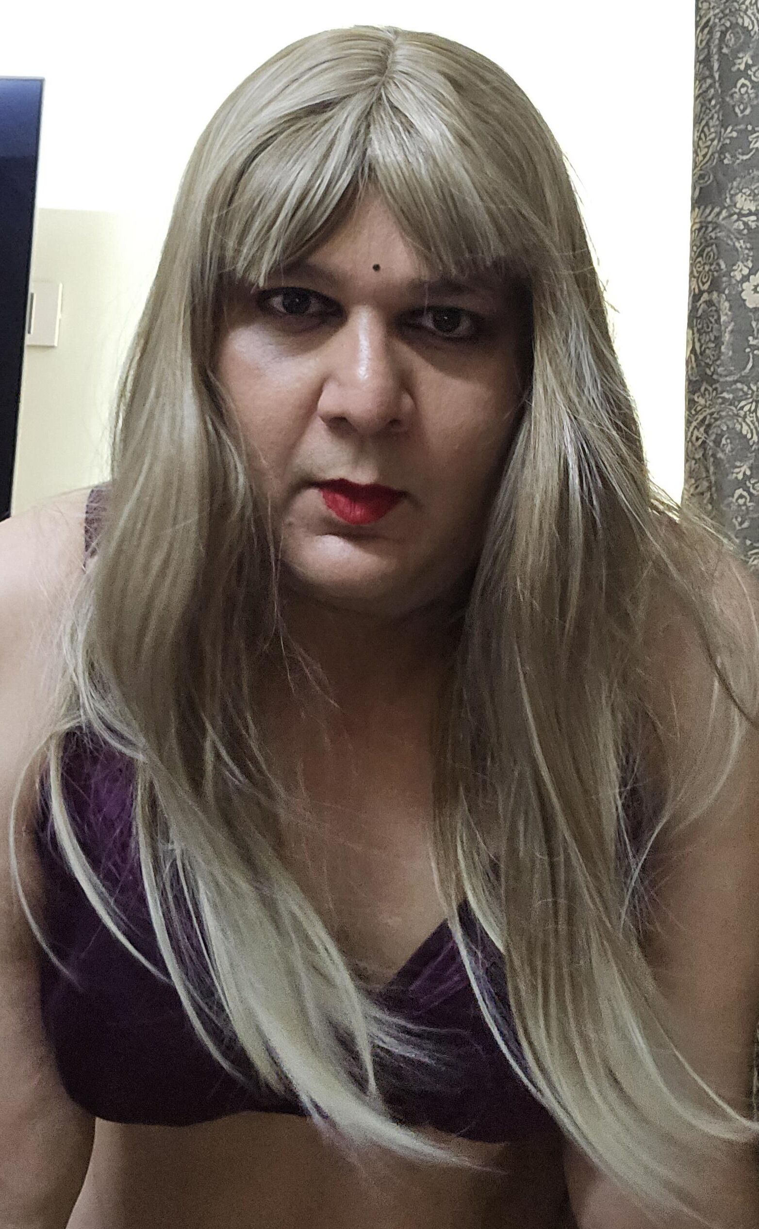 Blonde Shemale Monica M показывает набор