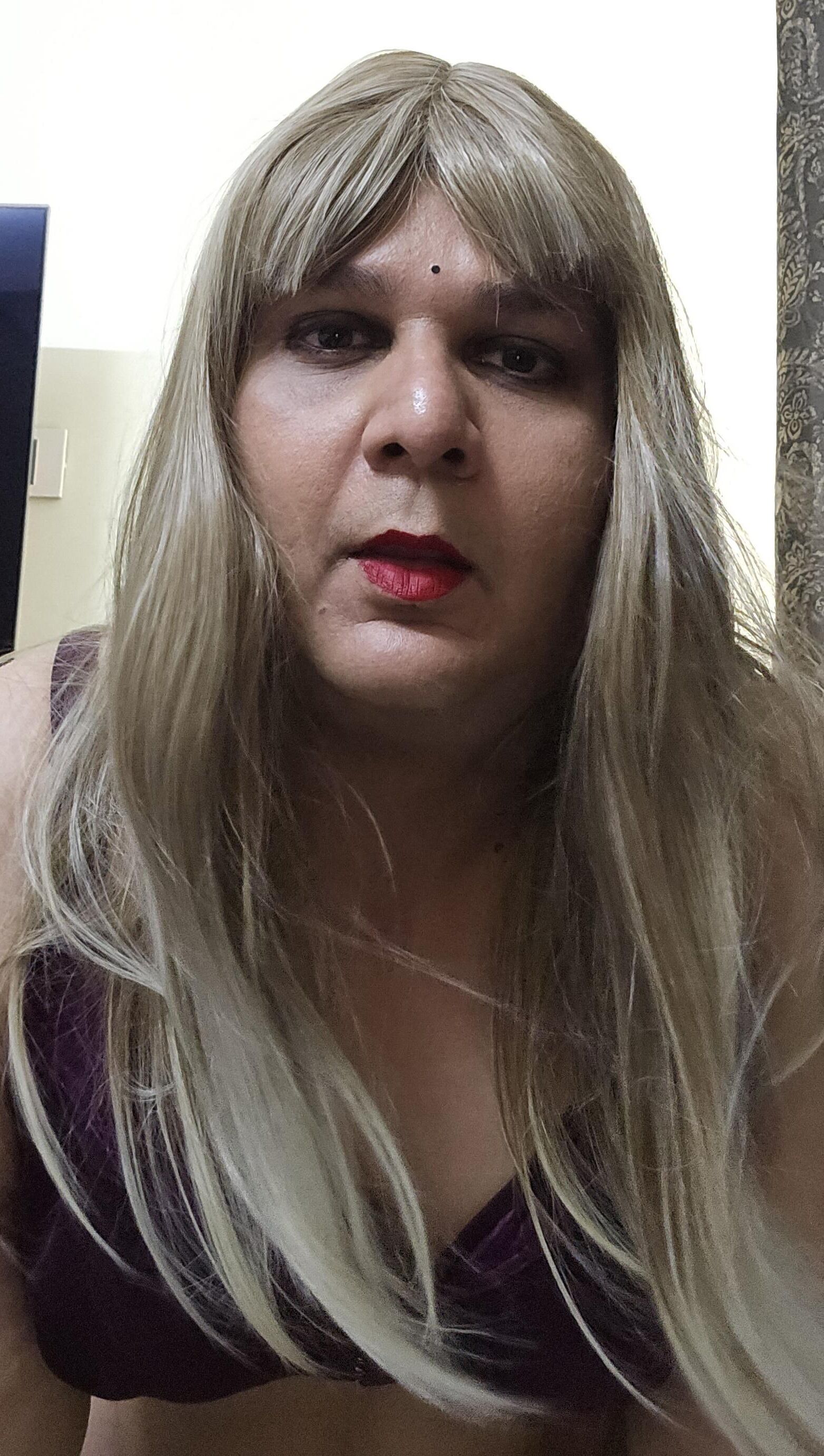 Blonde Shemale Monica M показывает набор