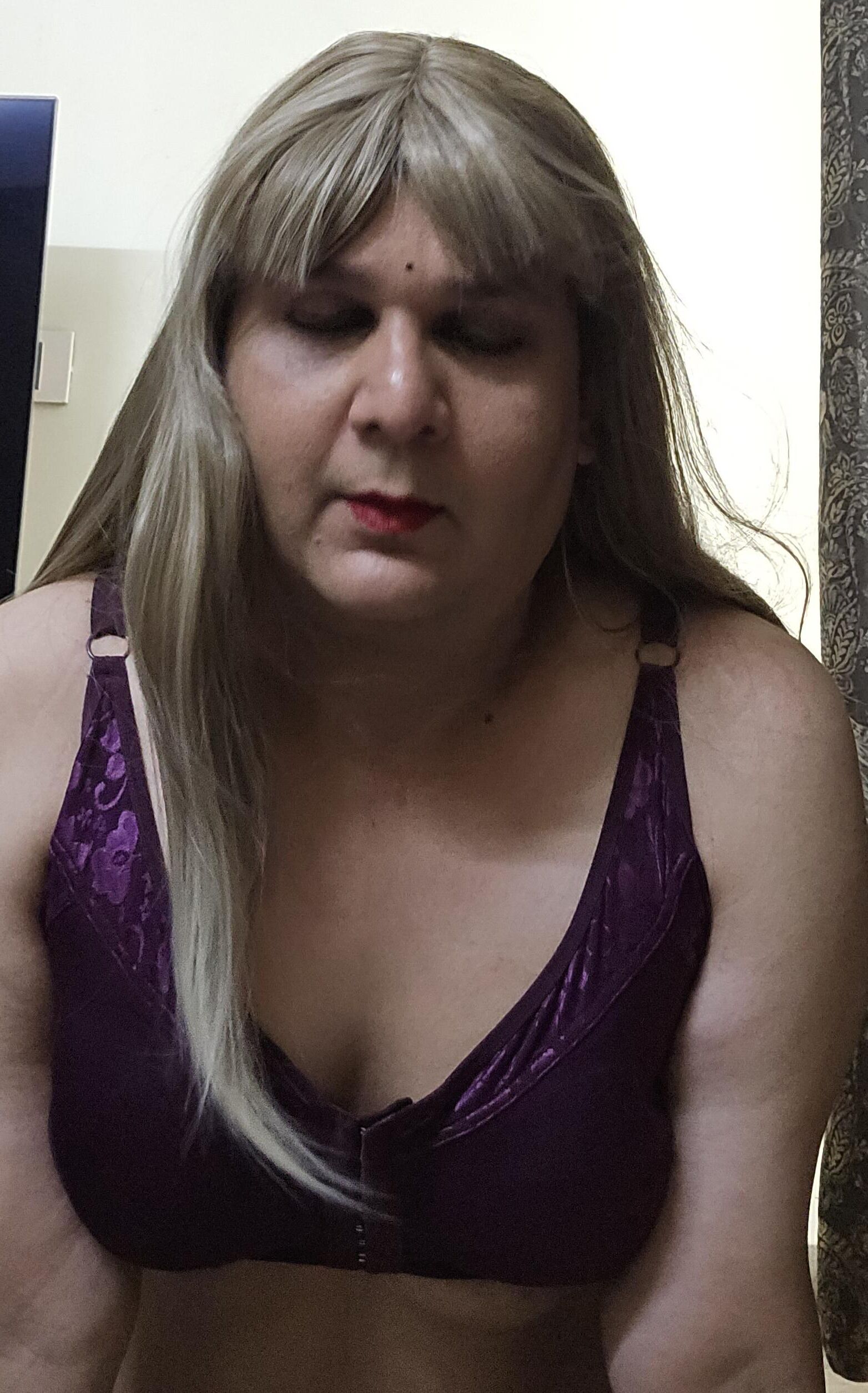 Blonde Shemale Monica M показывает набор