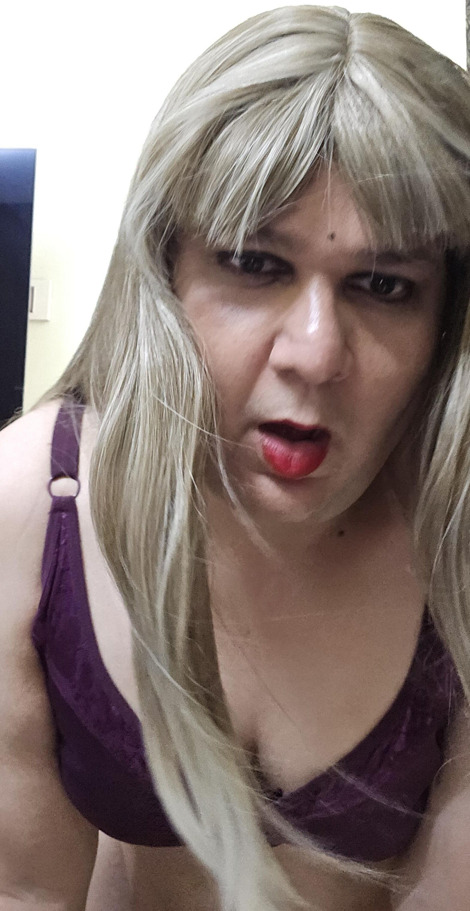 Blonde Shemale Monica M показывает набор