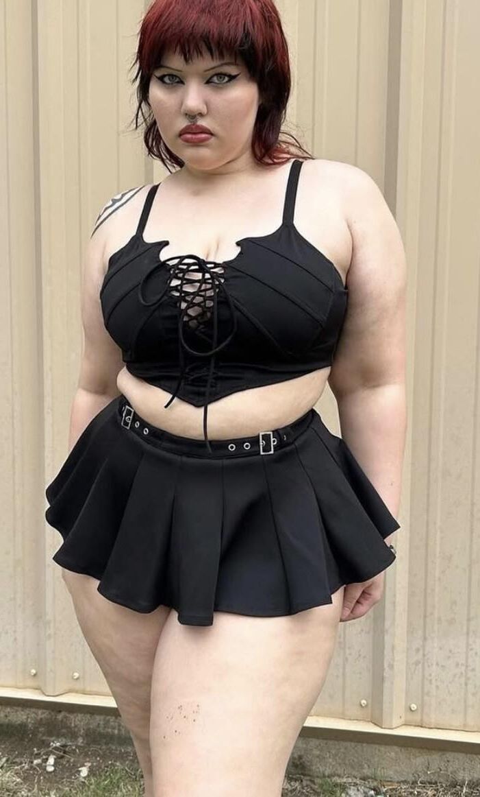 Красивые готические модели THICC