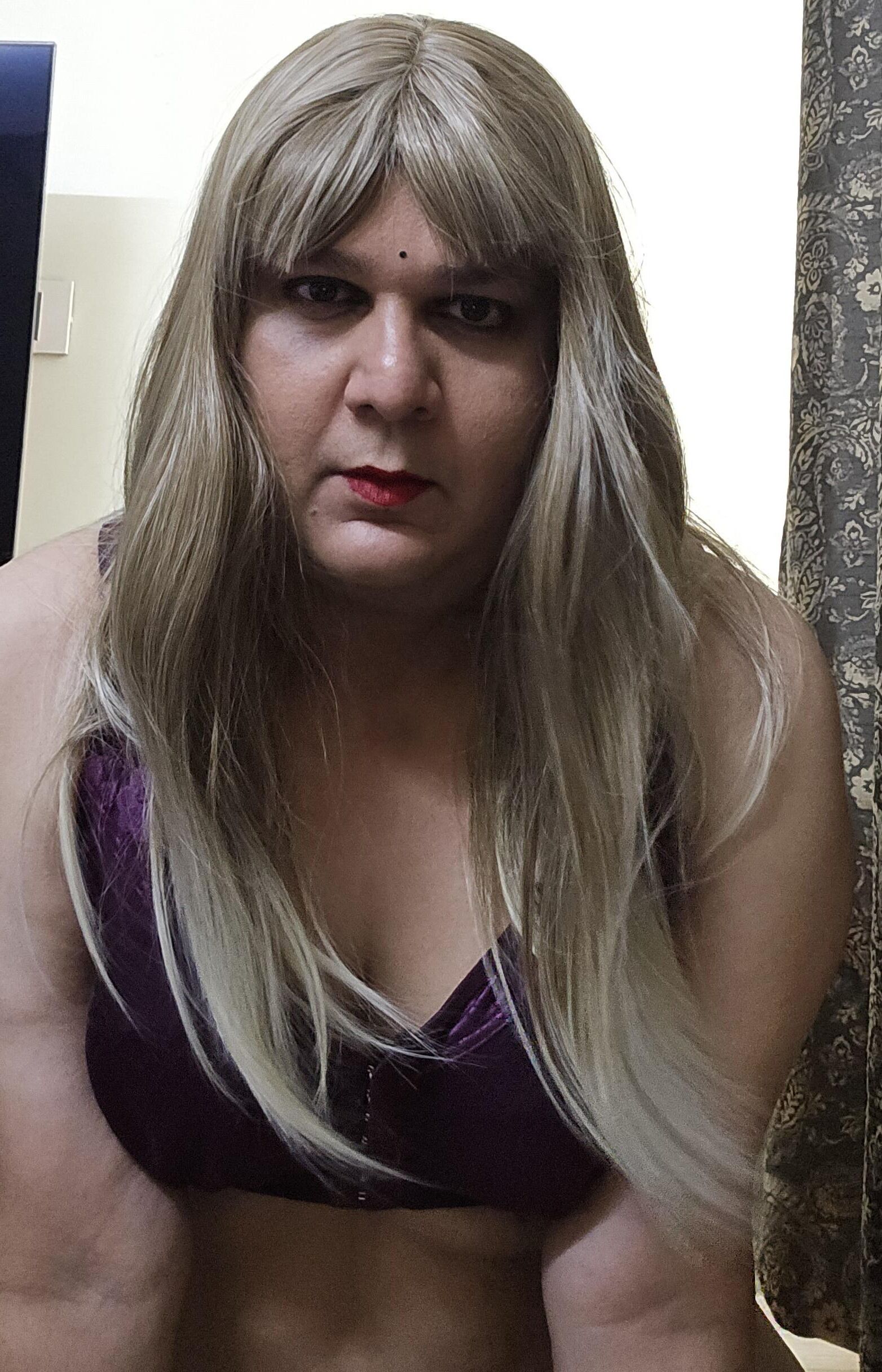 Blonde Shemale Monica M показывает набор