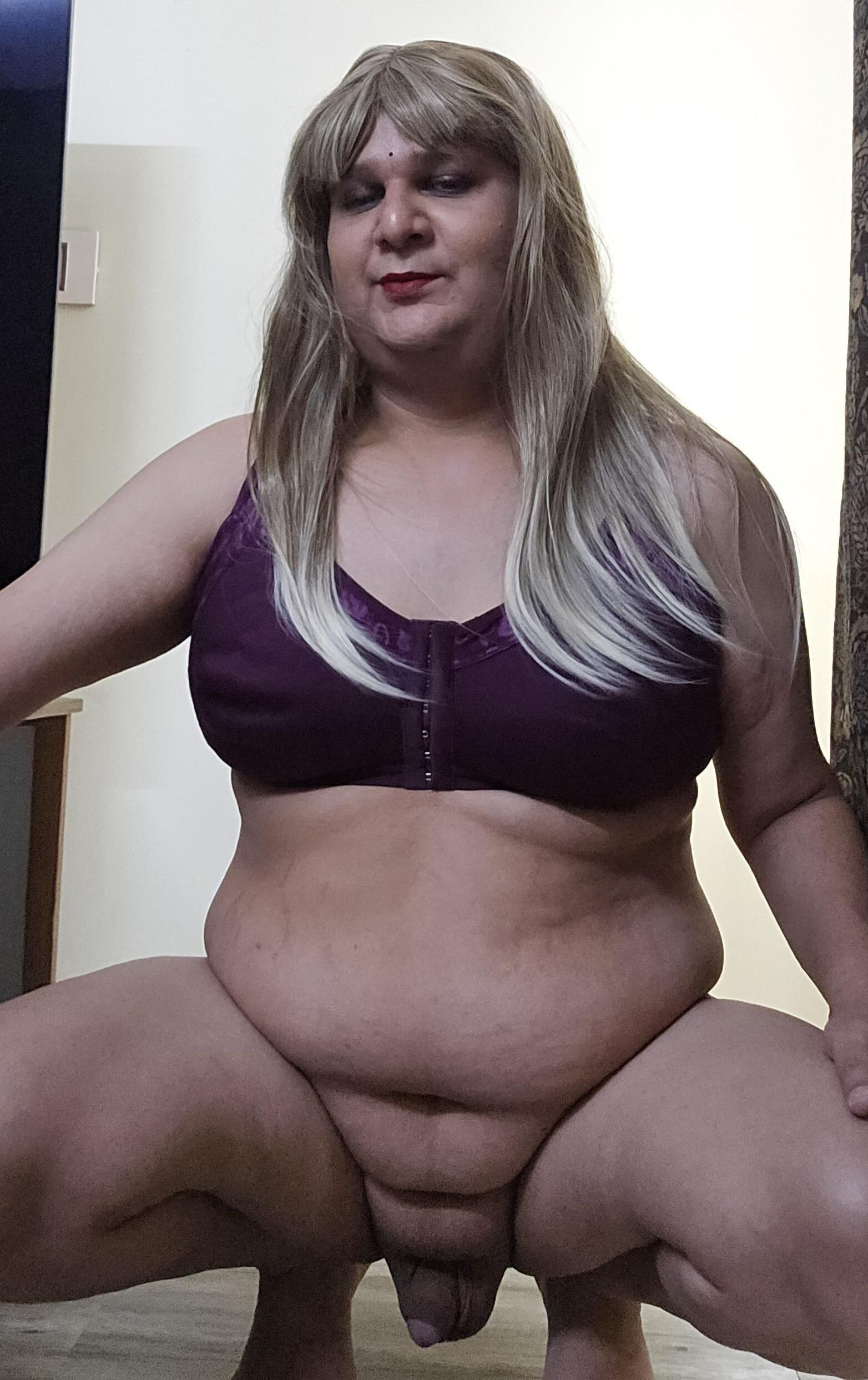 Blonde Shemale Monica M показывает набор