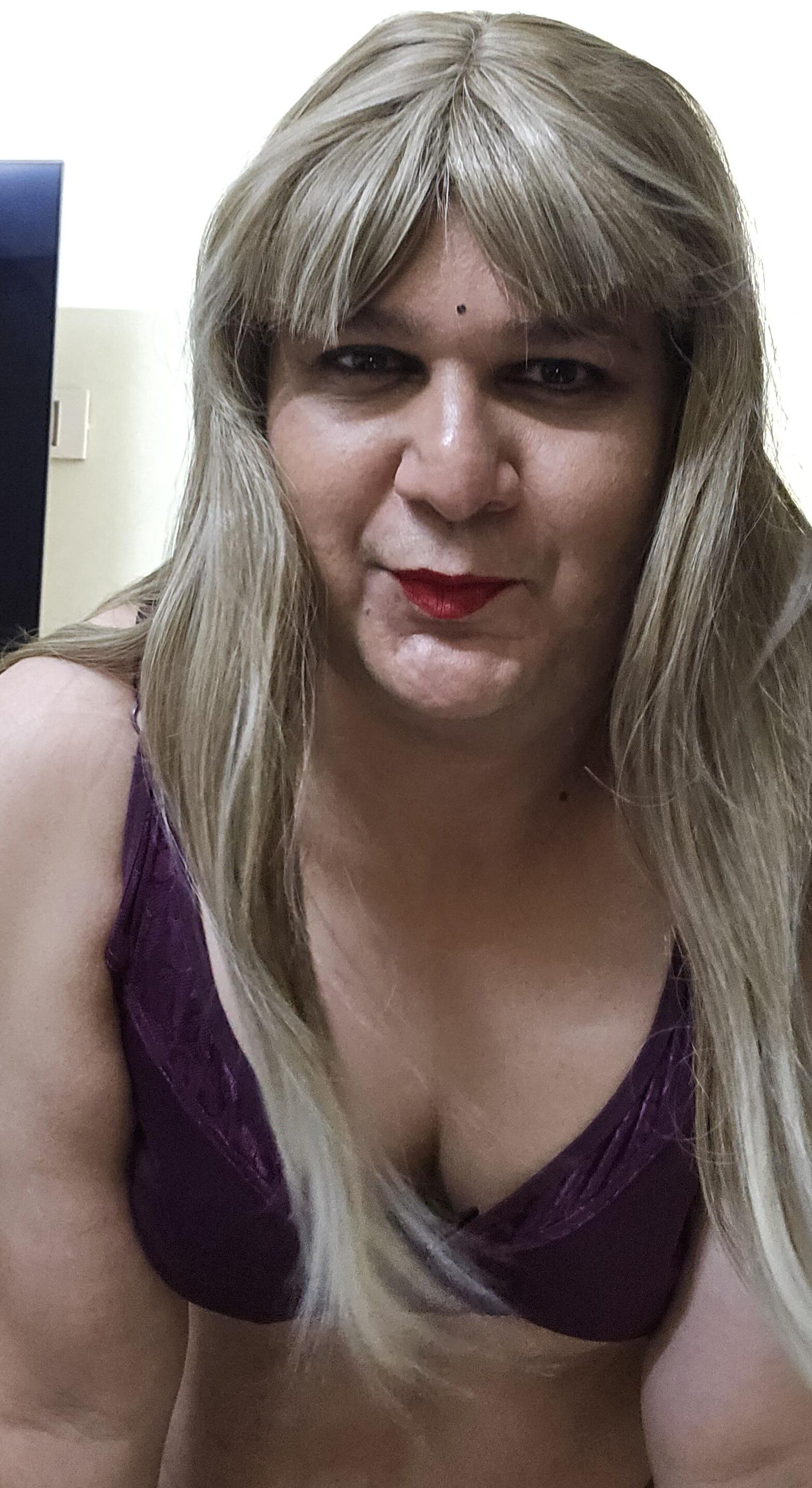 Blonde Shemale Monica M показывает набор