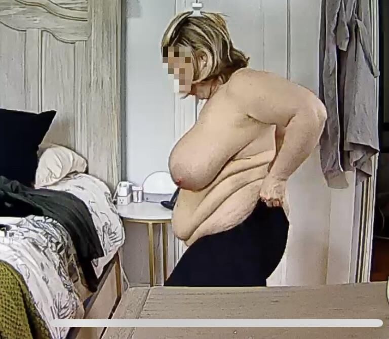 BBWはズボンを着るのに苦労しています