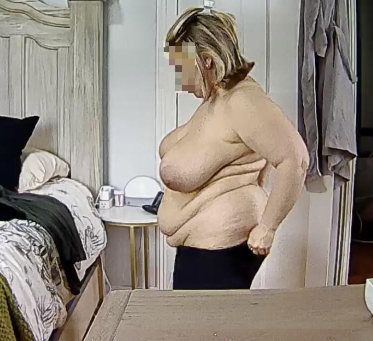 BBWはズボンを着るのに苦労しています