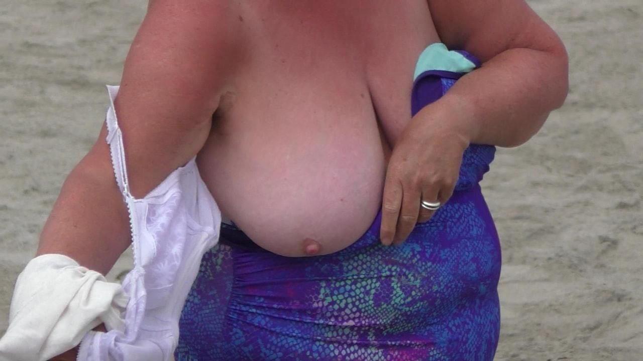 おっぱいを示すBBWおばあちゃん