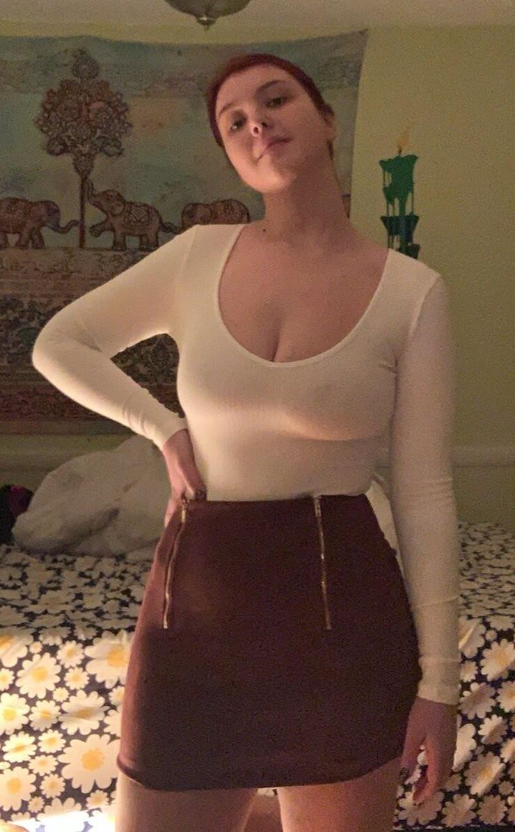 Hannah shows off her sexy body