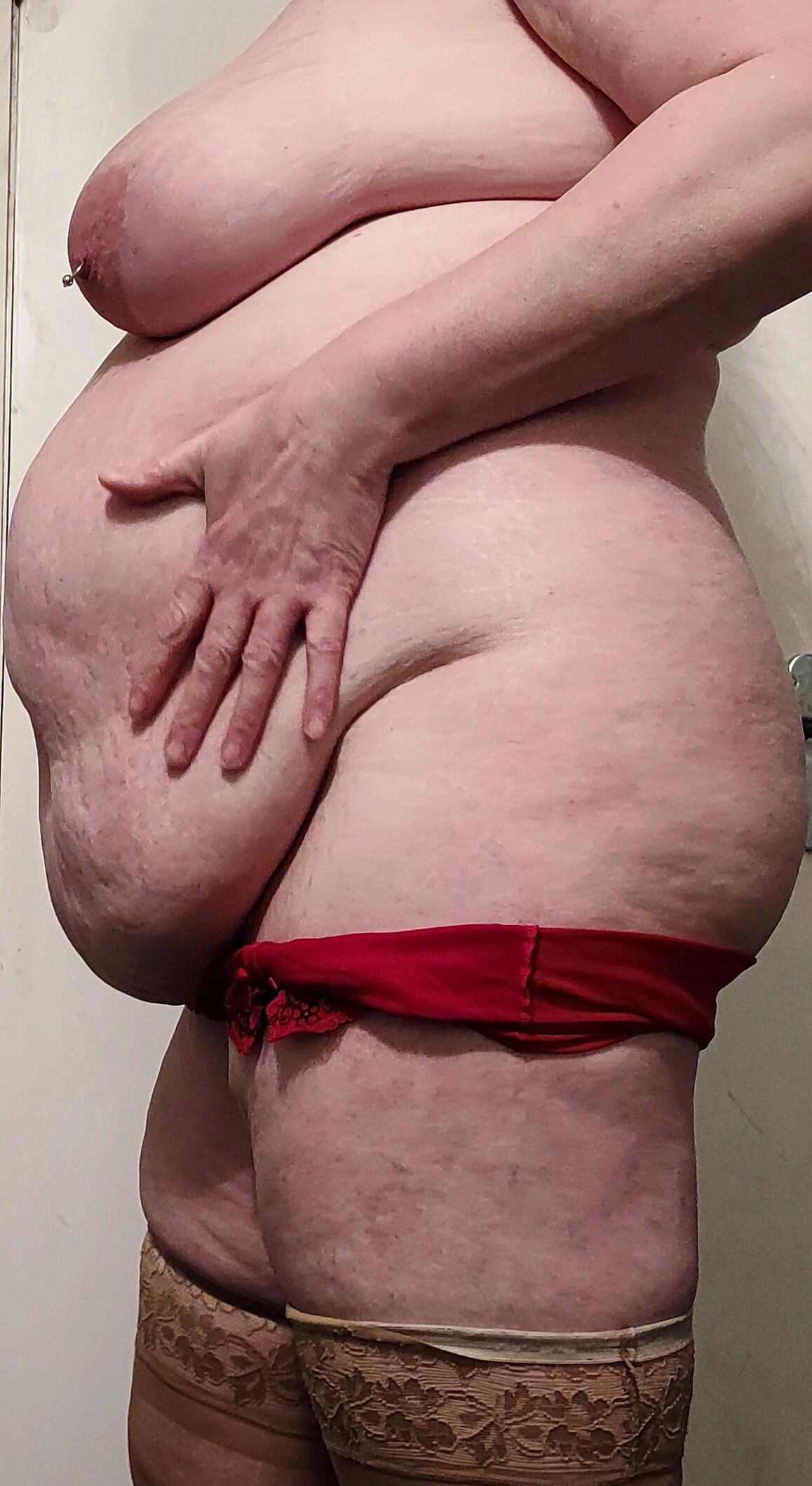 BBWの妻ポーズ