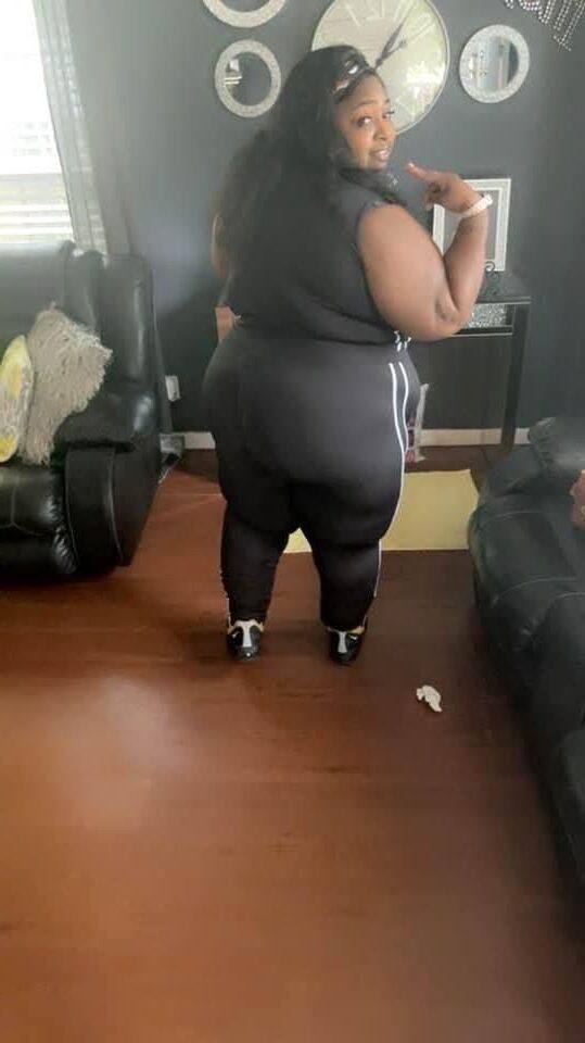 Красивая черная мамаша SSBBW