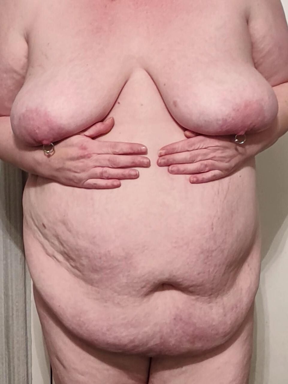 BBWの妻ポーズ