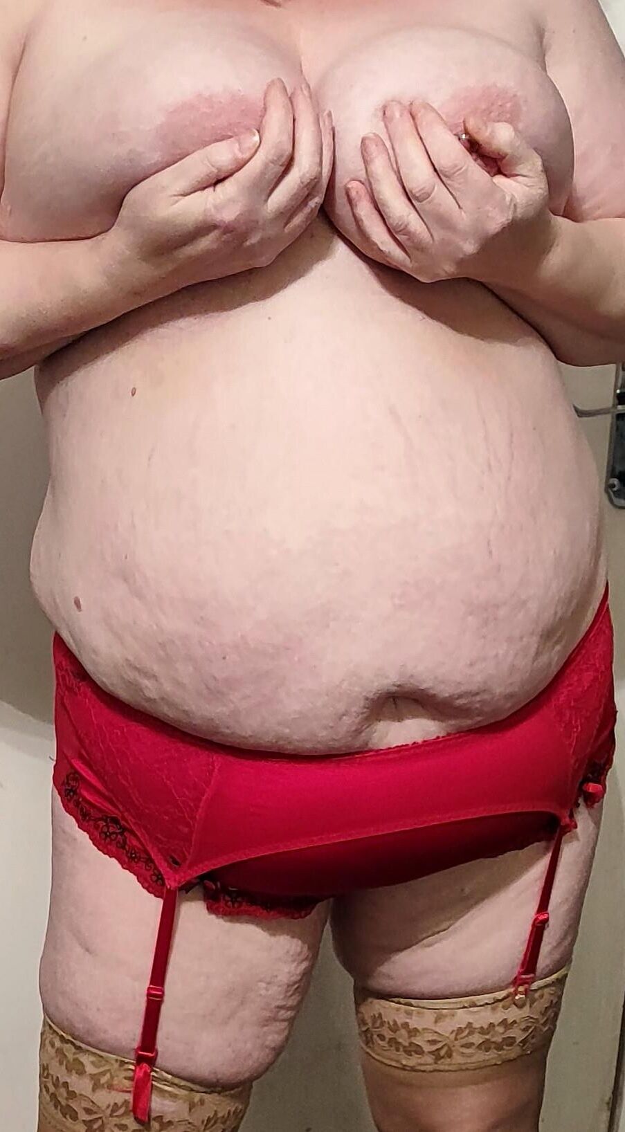 BBWの妻ポーズ